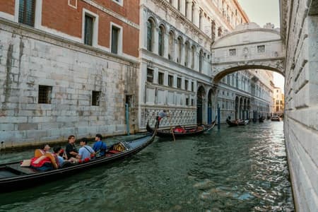 Paseo en Góndola por los Canales de Venecia