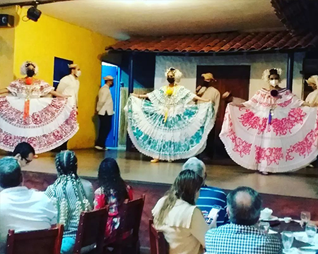 Traslados , cena y show Folklorico en restarutante Tinajas.