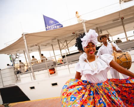 Pôr do sol na baía em um catamarã Flamante 