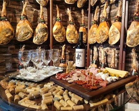 RUTA DE JAMONES, QUESOS Y VINOS.