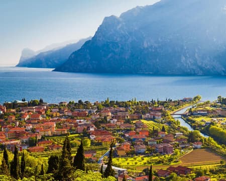 Bootsfahrten auf dem Gardasee inmitten von Natur und Geschichte