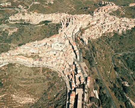 Hubschrauberflug über das menschenförmige Dorf: Centuripe