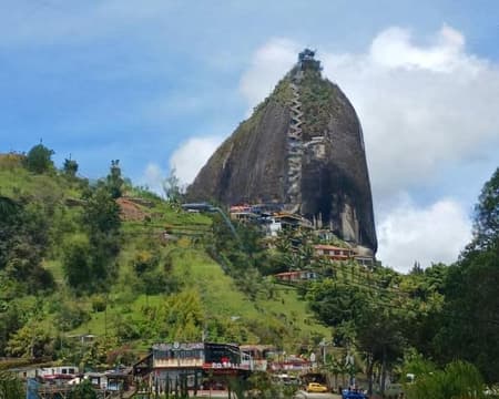 Passeio compartilhado a Guatapé e à rocha El Peñol