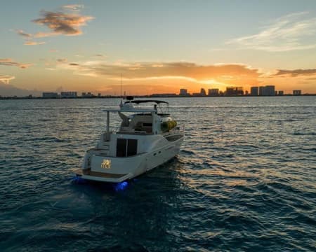 PASEO EN YATE PRIVADO DE 1-15 PERSONAS FLYBRIDGE MERIDIAN 50’ (CVU)