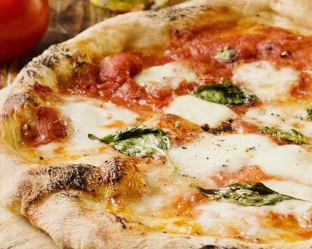 Experiencia gastronómica en Nápoles entre conocimiento y sabores.