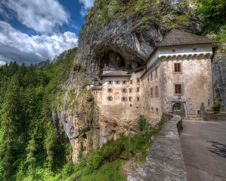 UNA FAVOLA ANTICA MILLENNI LE GROTTE DI POSTUMIA E IL CASTELLO DI PREDJAMA
