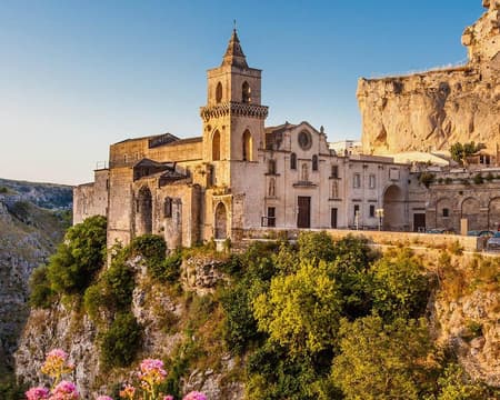 Hike in Murgia Materana Park: where nature meets history