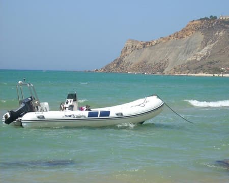 Esplora la Costa di Agrigento in Barca: Tour in Gommone alla Scala dei Turchi