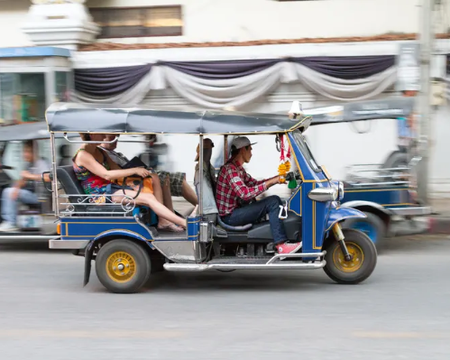 Halbtägige Stadtempeltour mit dem Tuk Tuk und Khao Soi Mittagessen