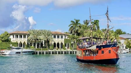 Aventura pirata en un paseo en barco turístico por Miami