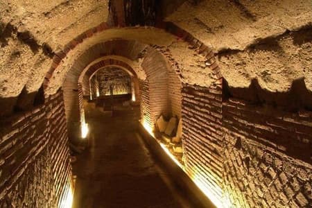 Napoli Sotterrata: Viaggio nella Città Nascosta