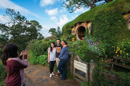Hobbiton & Waitomo Caves Small-Group Tour W Lunch from Auckland