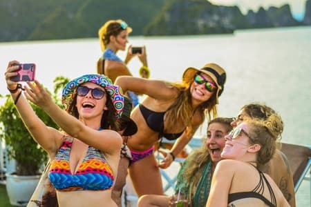 Día completo de la bahía de Halong con cueva, kayak y natación