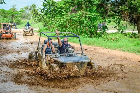 Excursión en buggy de medio día a la cueva del agua y la playa de Macao
