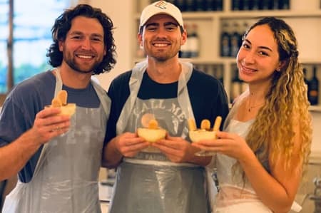 Clase de preparación de pasta y tiramisú en Roma con buen vino