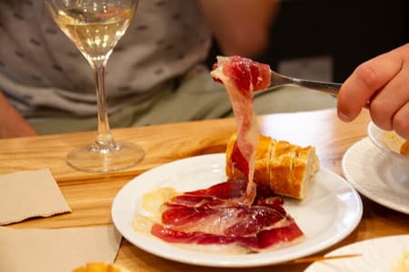 Tour gastronómico de San Sebastián con 12 degustaciones de locales favoritos