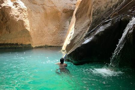 Privétour van een hele dag naar Wadi Shab en Bimmah Sinkhole