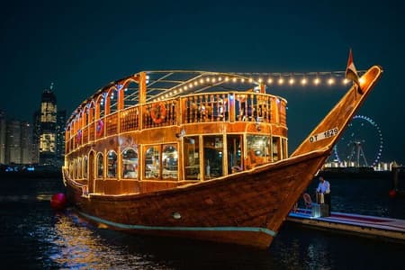 Croisière en boutre avec dîner et divertissement en direct à Dubaï Al Seef