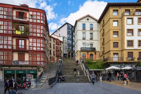 Explora los sabores de Bilbao Mercado de la Ribera y el casco antiguo