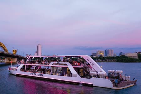 Da Nang: Poseidon Cruise with Dinner and Dragon Bridge Show