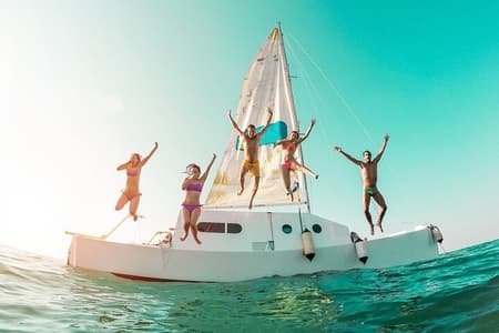Tour en catamarán por Isla Mujeres con barra libre, almuerzo y snorkel