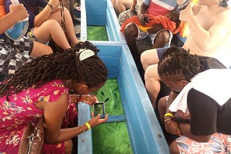 Diani Beach: Glass-bottom Boat Ride with Underwater Show
