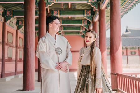 Hanbok Photoshoot and History Tour at Gyeongbokgung Palace