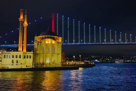 Bosphorus Night Lights: Guided Cruise with Tea & Cookies
