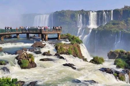 * Iguaçu Falls both sides Brazil and Argentina in 1 day
