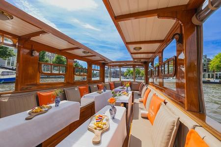 Amsterdam Classic Boat Cruise with Live Guide, Drinks and Cheese