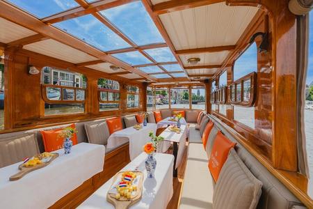 Crucero en barco por el salón clásico de Amsterdam con bebidas y queso