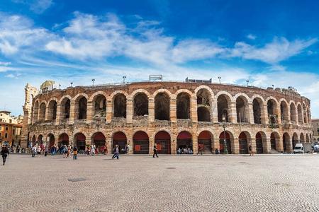 Tour a piedi di Verona per piccoli gruppi con biglietti per la funivia e l'Arena
