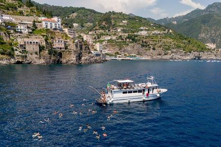 Costa Amalfitana de barco com aperitivo, almoço e pausas no mar