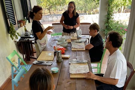 Mani in pasta tra orecchiette e focaccia nella natura