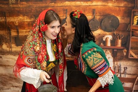 Scatta una foto con i costumi tradizionali bulgari