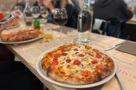 Rome Pizza Making Class in Italian Restaurant 