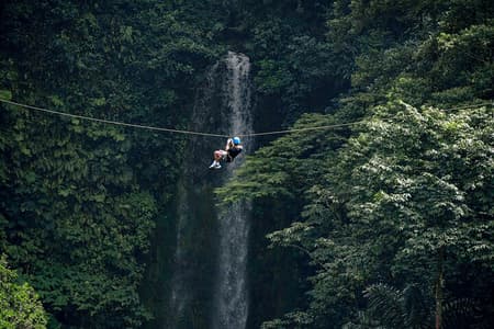 Arenal 12 Zipline Cables Experience Vlieg over de La Fortuna-waterval