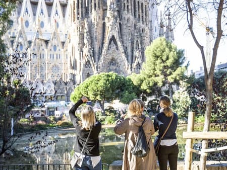 Sagrada Familia with access to Towers and Park Güell Guided Tour with Transfers