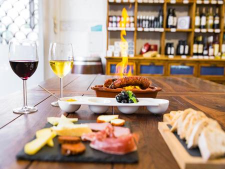 Recorrido a pie para grupos pequeños: comida y vino tradicionales
