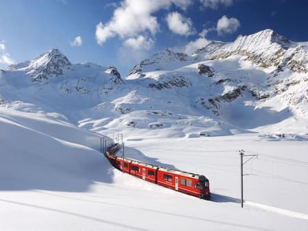İsviçre Alpleri ve St. Moritz'i Bernina Kırmızı Tren'le Keşfedin - Tam Gün Tur 