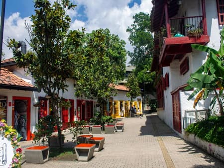 Historic Center, Comuna 13 and Pueblito Paisa - Private Tour