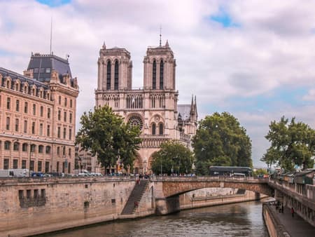 Notre Dame Cathedral: Entrance with guided tour of the district and cruise ticket