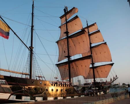 Atardecer por la bahia en Barco Pirata