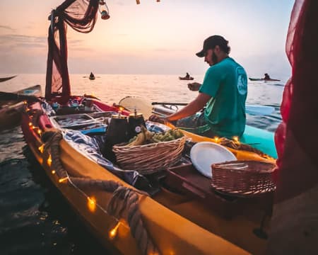 تجديف الكاياك وقت الغروب مع إفطار رمضاني