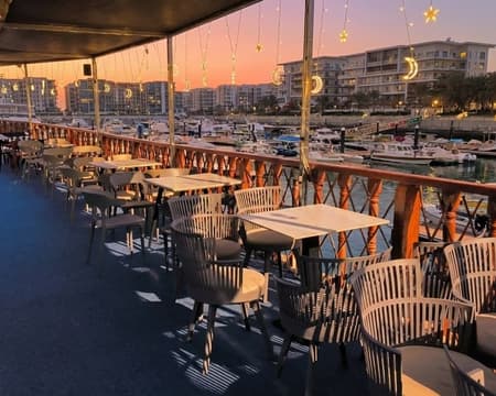 رحلة بحرية وقت الغروب وإفطار على متن سفينة تقليدية