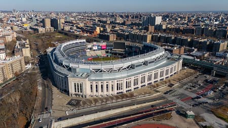 New York Contrasts + Christmas Lights in Spanish