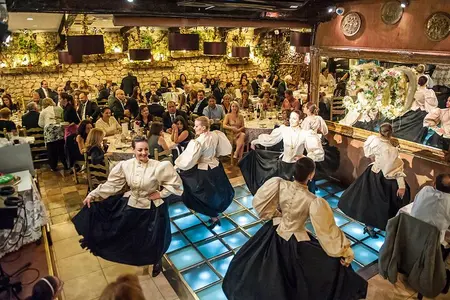 Espectáculo nocturno de folclore en un restaurante tradicional maltés incl. Transferencias