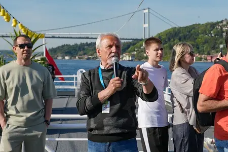 Istanbul Sunset Bosphorus Cruise with Live Guide and Hotel Pickup