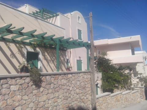 Mary Studios and Apartments, 