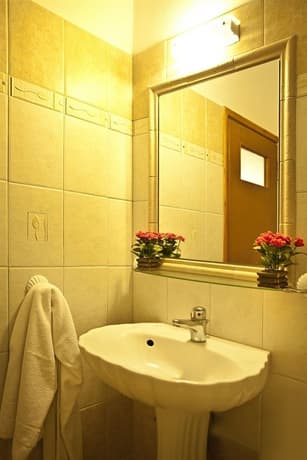 Mary Studios and Apartments, 